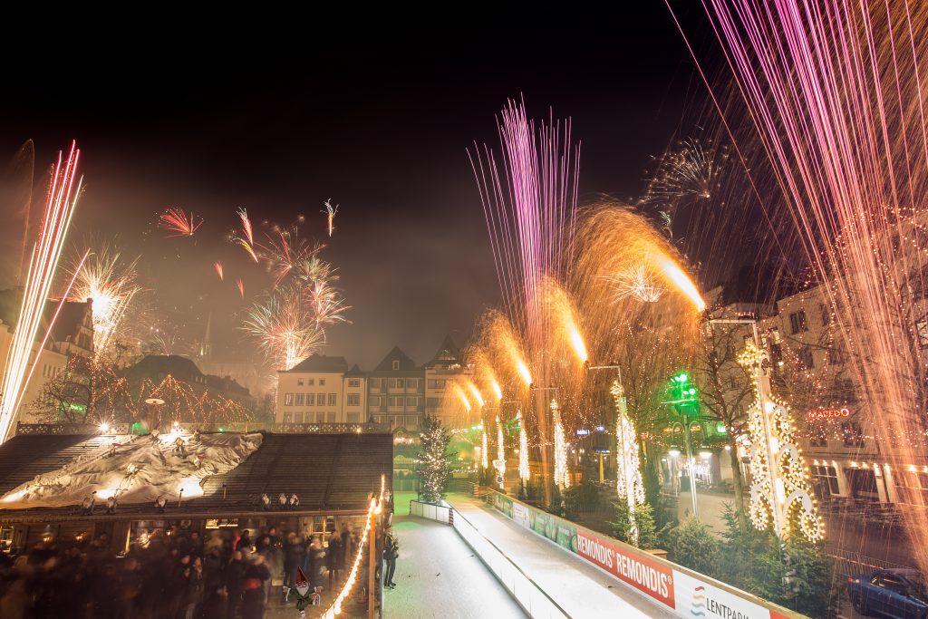 Silvesterfeuerwerk am Kölner Heumarkt – FLASH ART, Feuerwerk